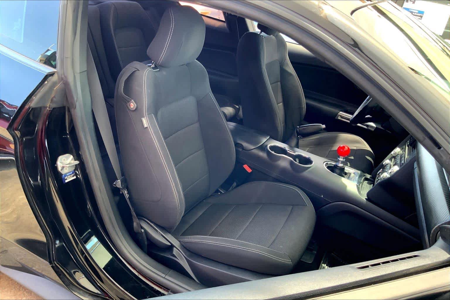 Used 2017 Ford Mustang Coupe RWD image 9