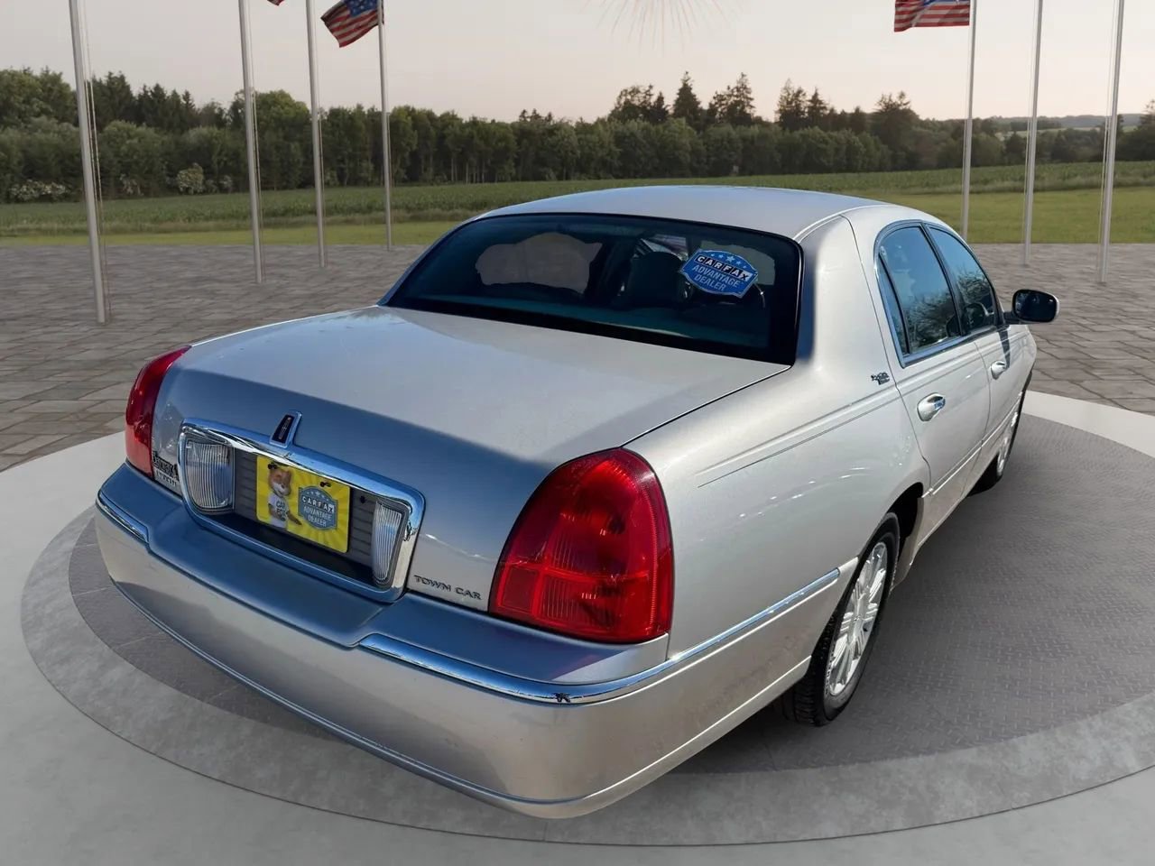 Used 2009 Lincoln Town Car Signature Limited image 25