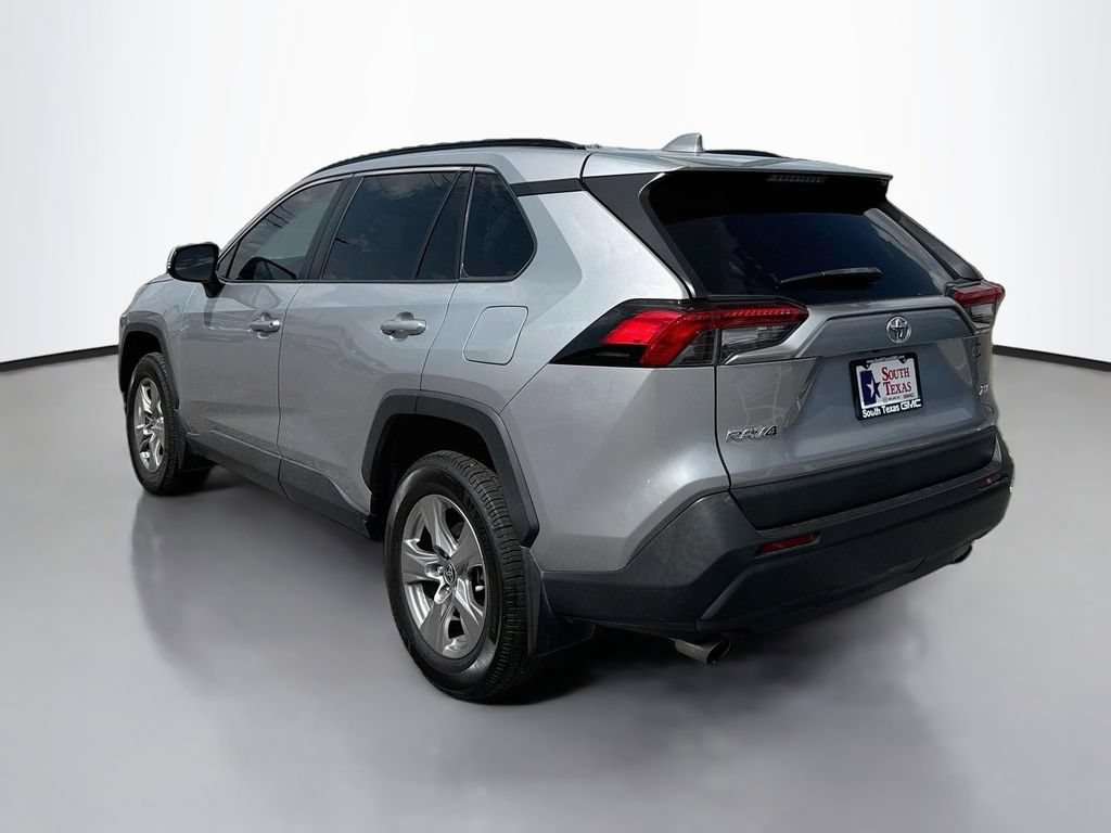 Used 2022 Toyota RAV4 XLE w/ Convenience Package FWD image 5