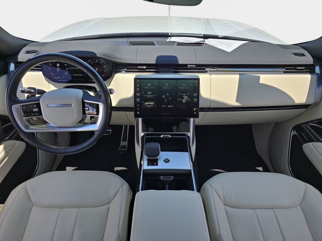 Used 2025 Land Rover Range Rover SE AWD/4WD image 9