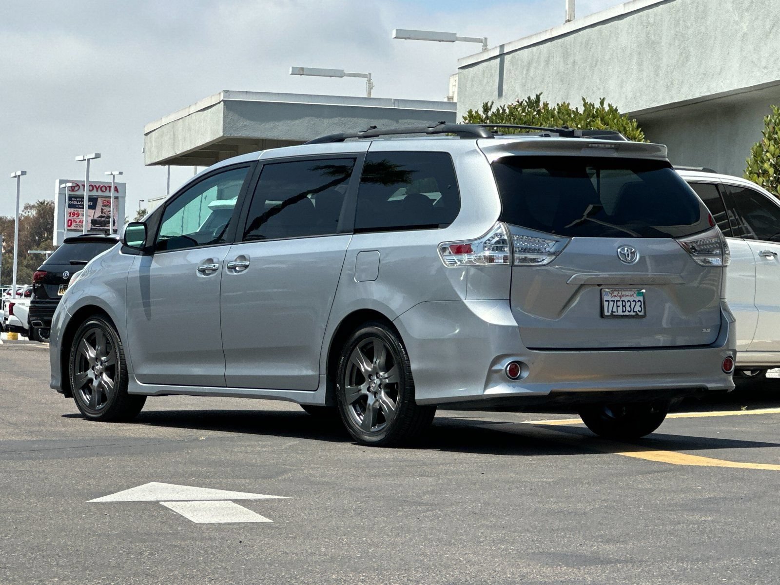 Used 2017 Toyota Sienna SE Premium FWD image 3