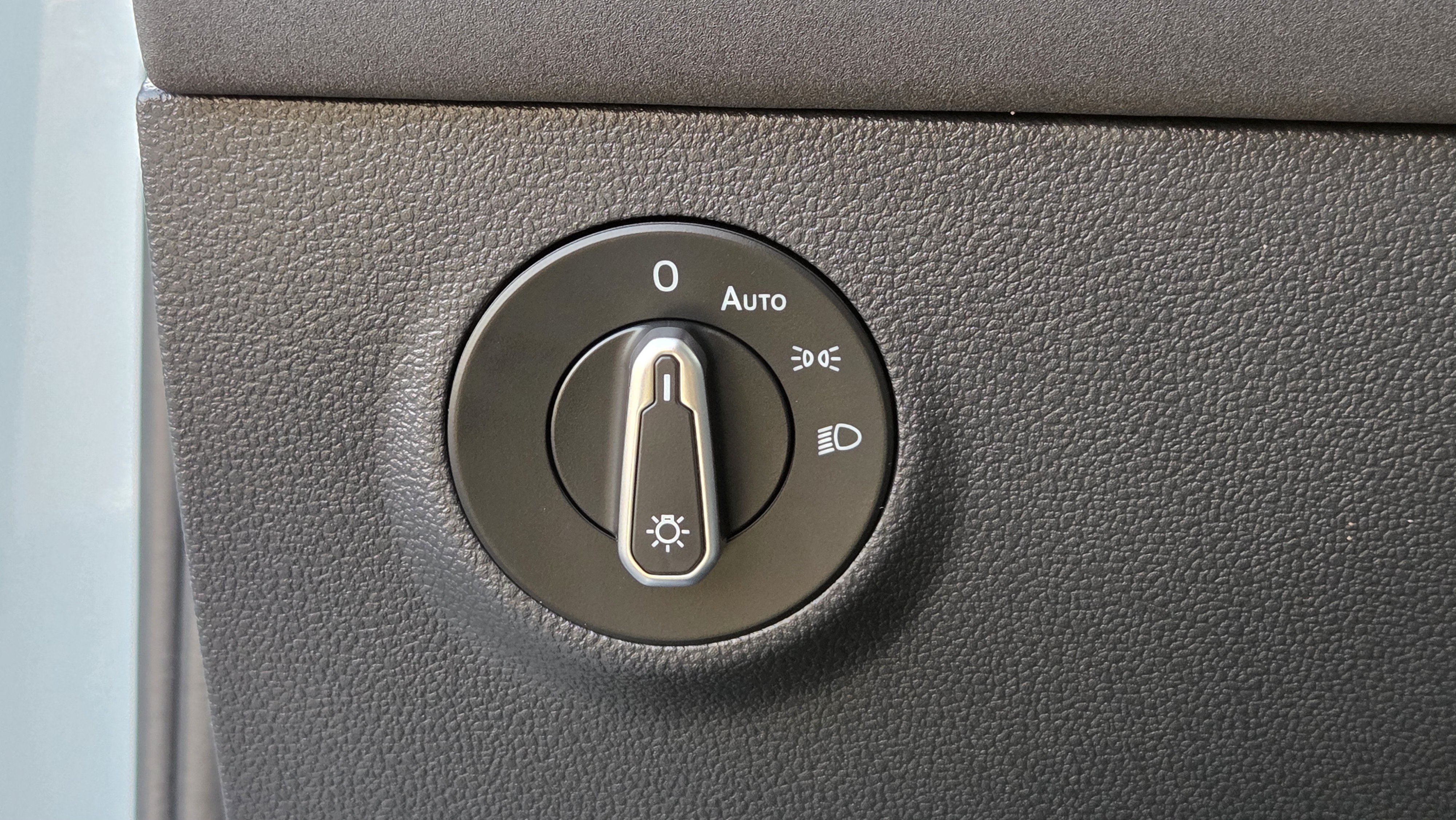 Certified 2025 Volkswagen Taos SE AWD/4WD image 17