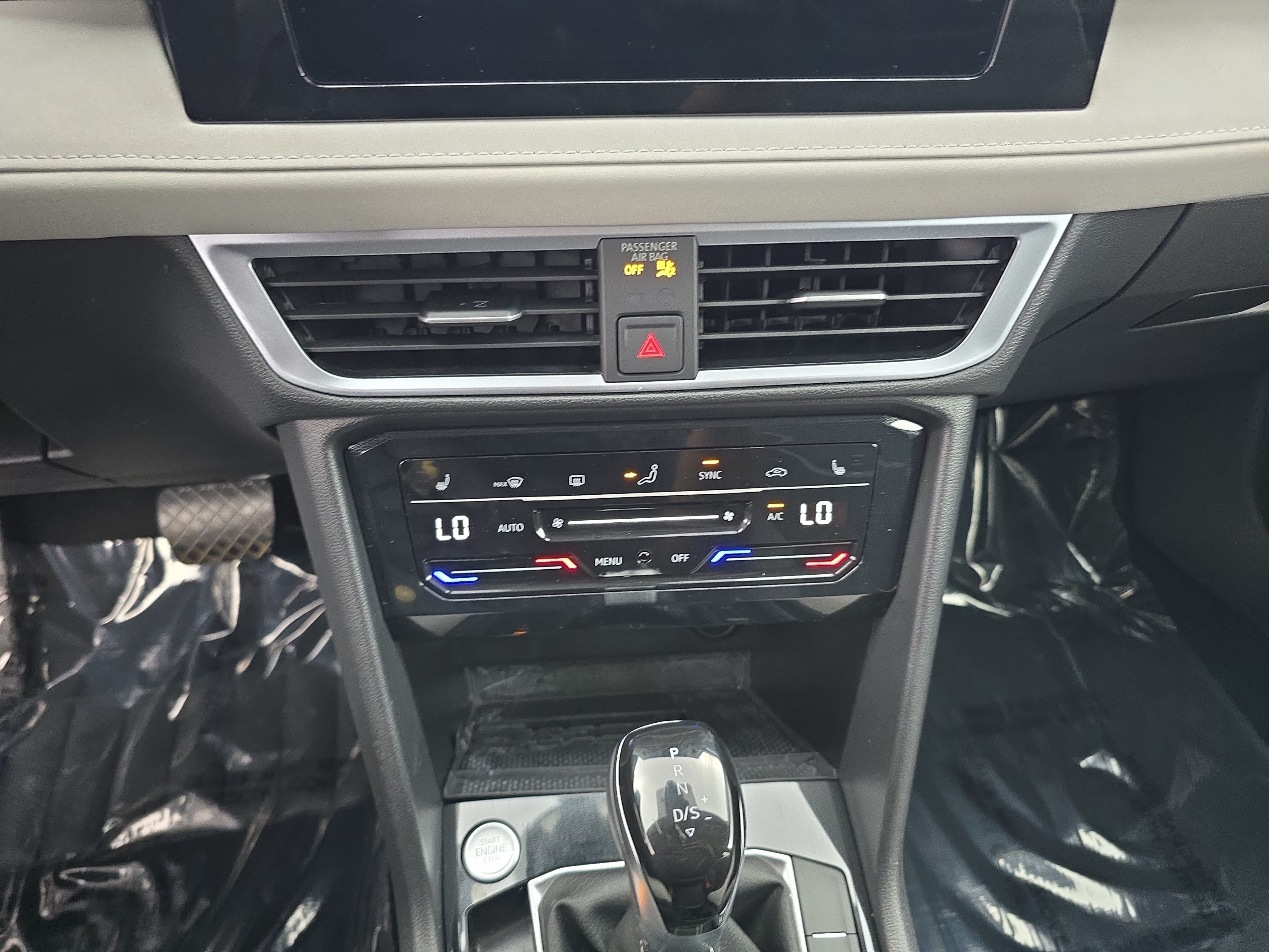 Certified 2025 Volkswagen Taos SE FWD image 23