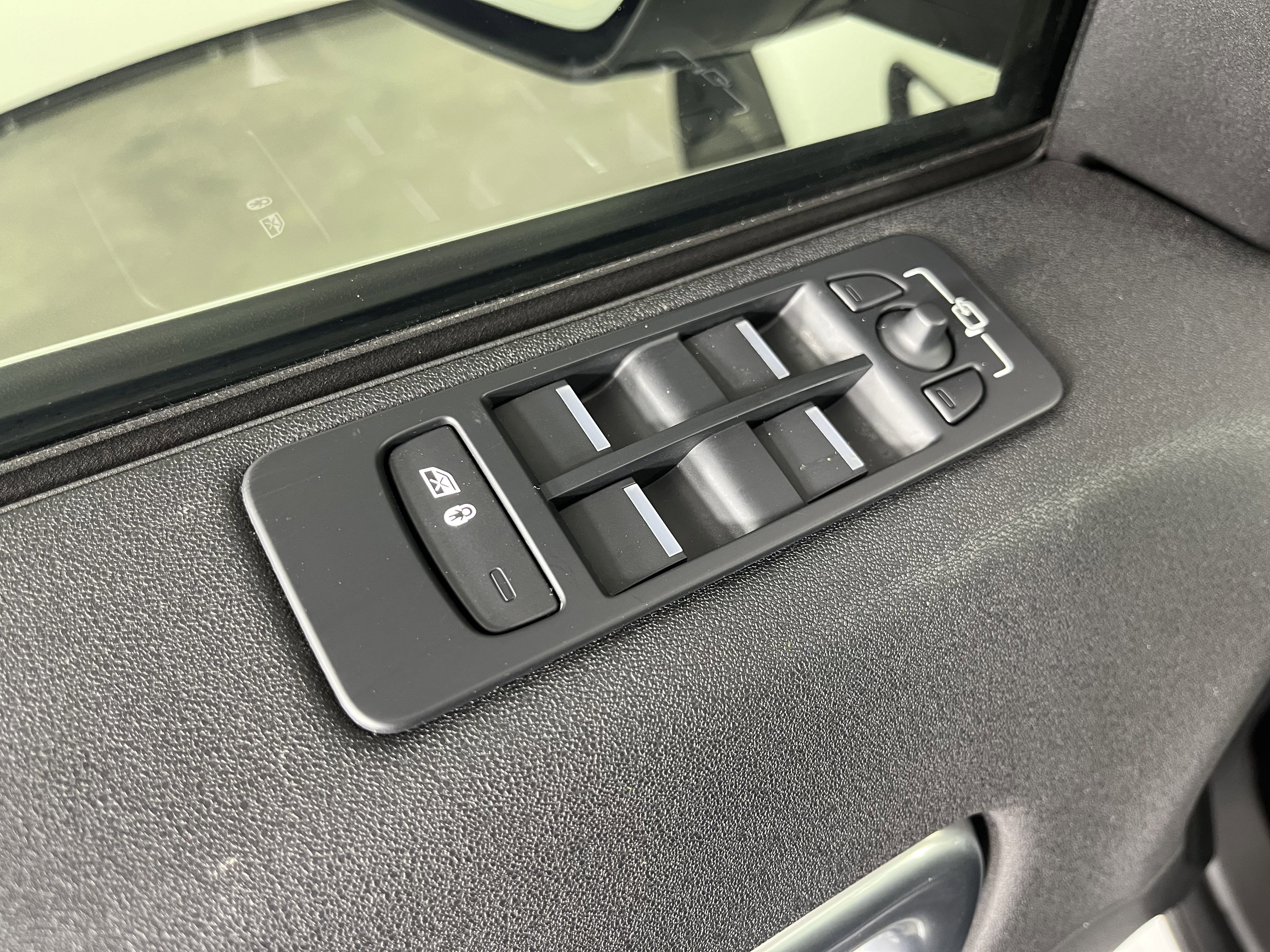 Used 2019 Land Rover Discovery Sport HSE image 19