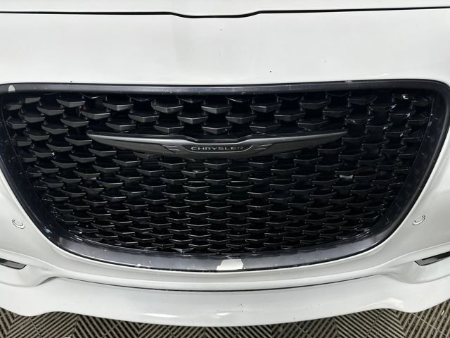 Used 2022 Chrysler 300 Touring L image 9