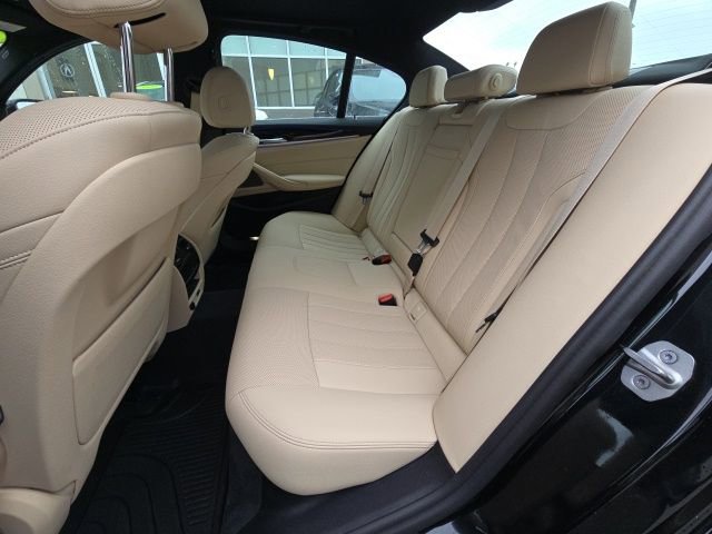 Used 2023 BMW 540i xDrive w/ Premium Package image 11