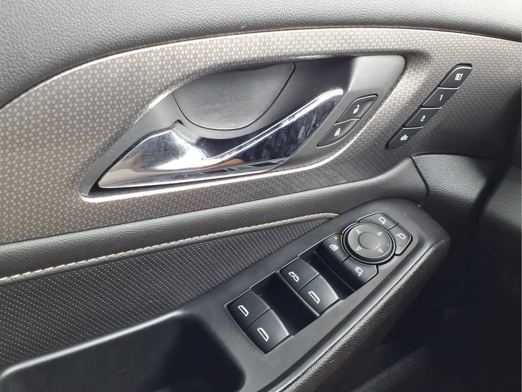 Used 2023 Chevrolet Traverse Premier FWD image 26
