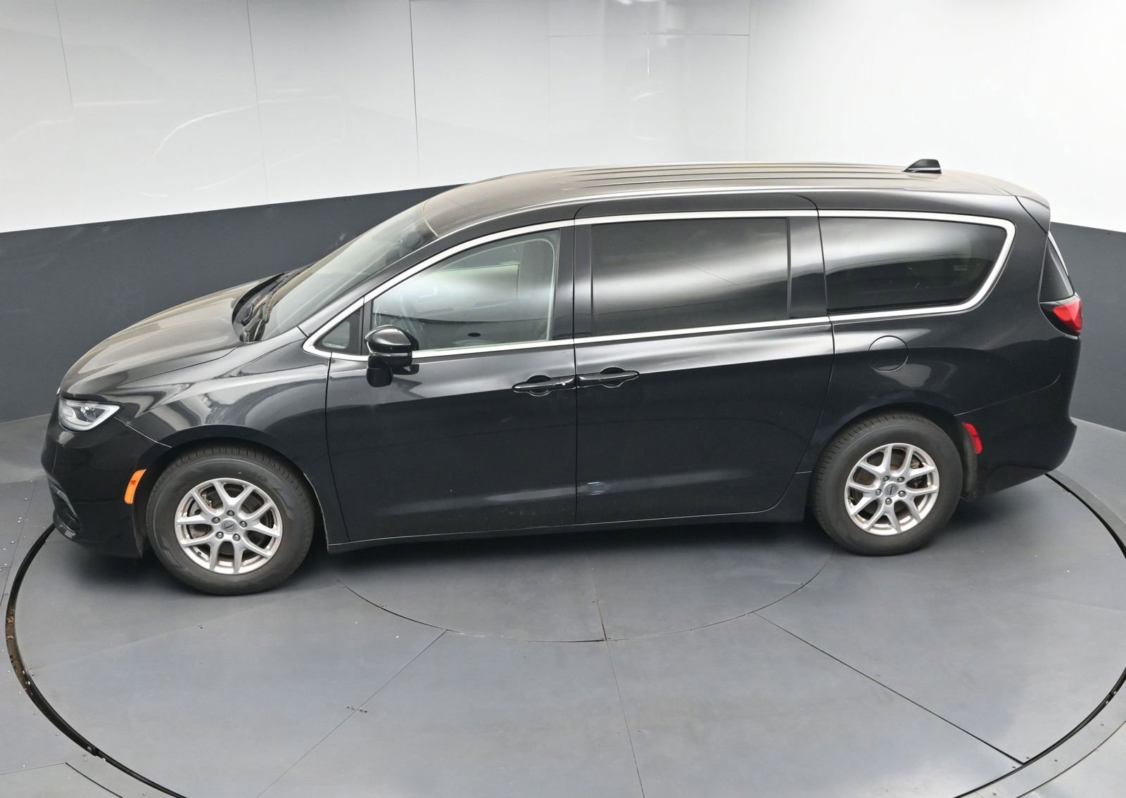 Used 2023 Chrysler Pacifica Touring-L image 39