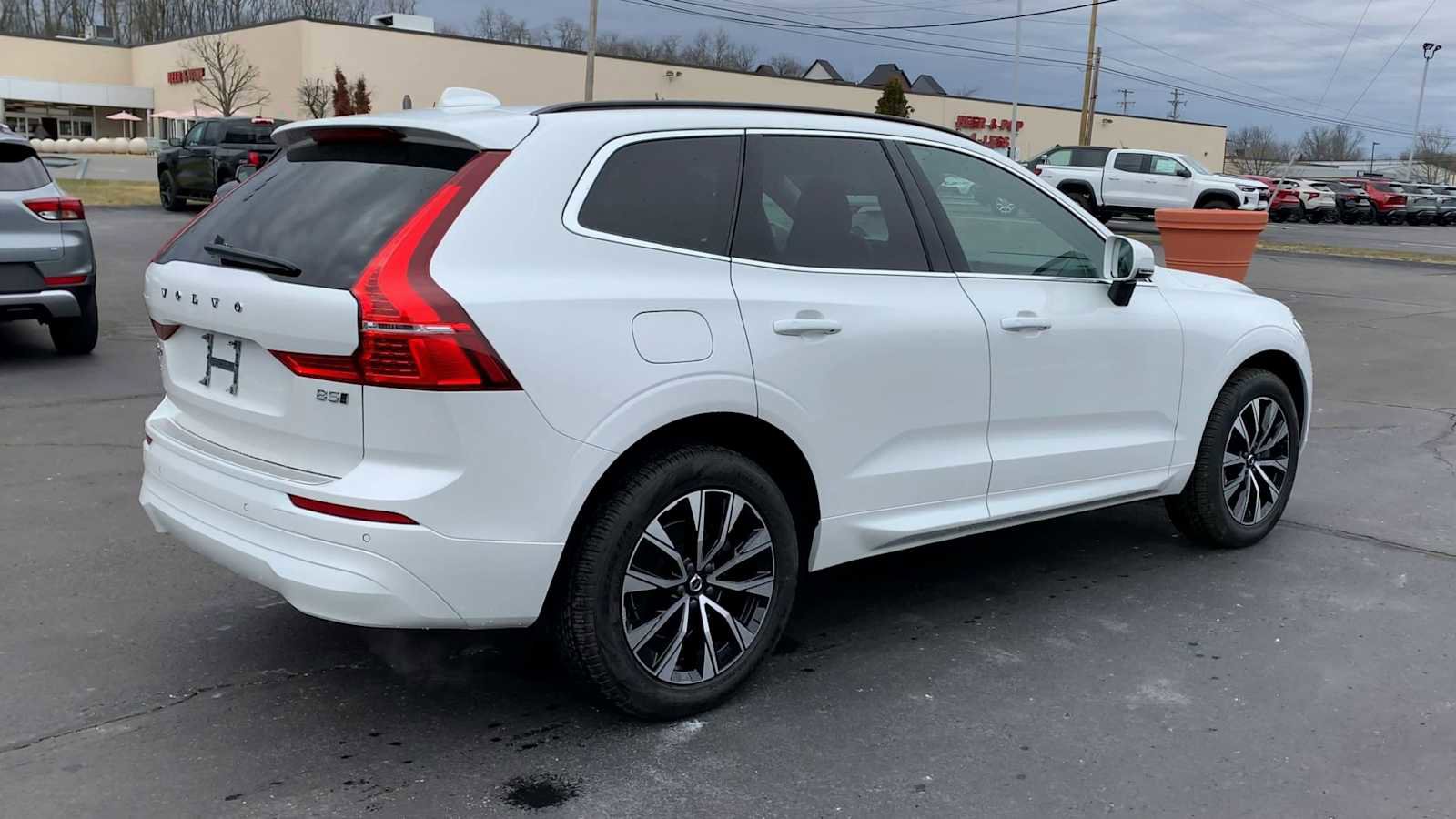 Used 2023 Volvo XC60 B5 Core image 8
