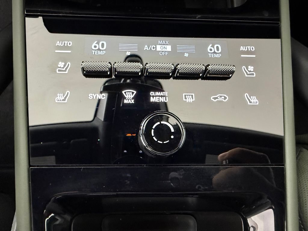 Certified 2025 Porsche Cayenne Coupe AWD/4WD image 33