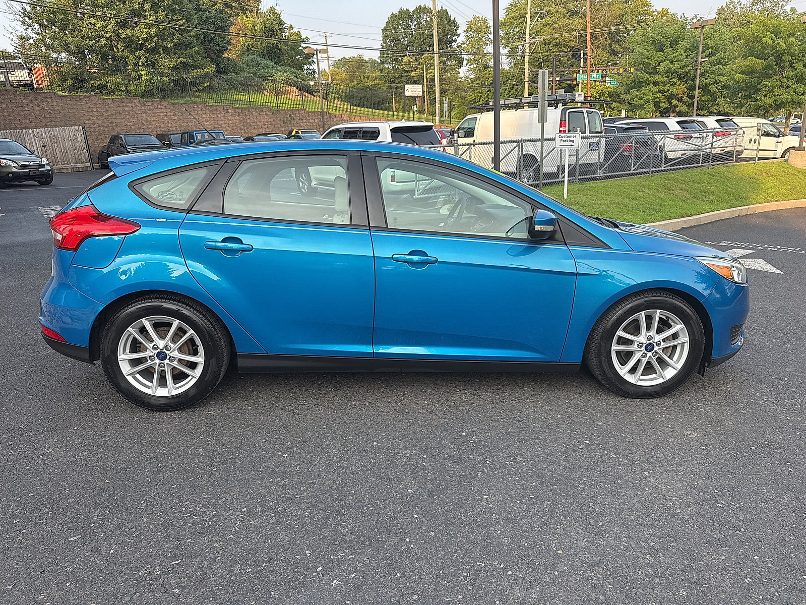 Used 2016 Ford Focus SE w/ SE Power Seat Package FWD image 3