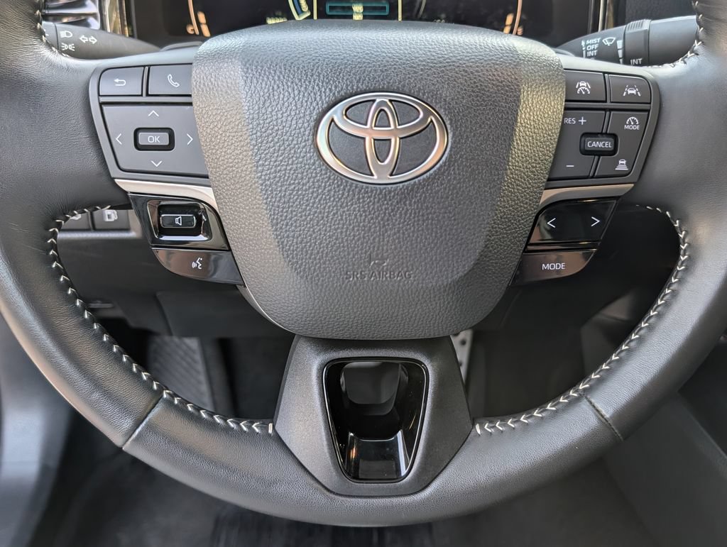 Used 2025 Toyota Camry SE FWD image 5