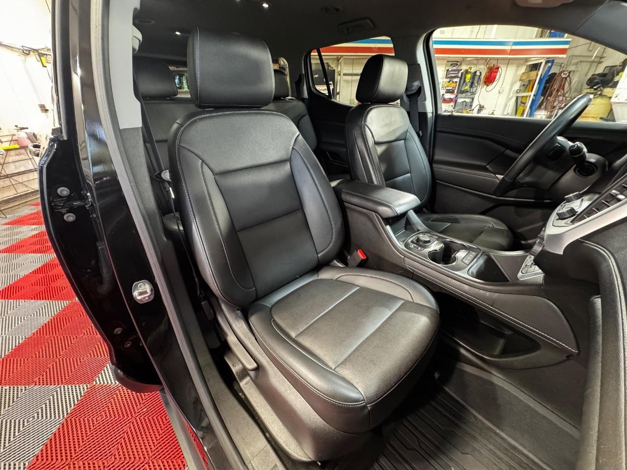 Used 2023 GMC Acadia SLT w/ Elevation Edition image 9