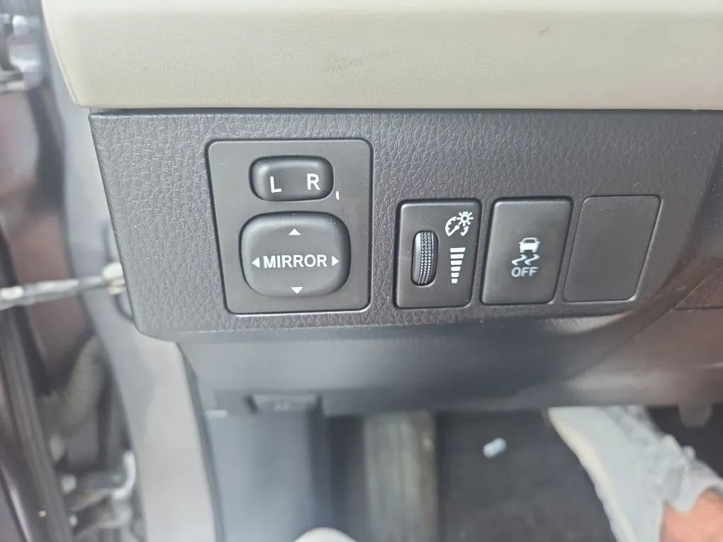 Used 2014 Toyota RAV4 LE w/ Preferred Accessory Package AWD/4WD image 17