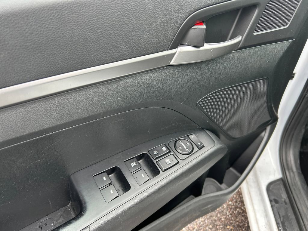 Used 2019 Hyundai Elantra SE w/ Cargo Package FWD image 13
