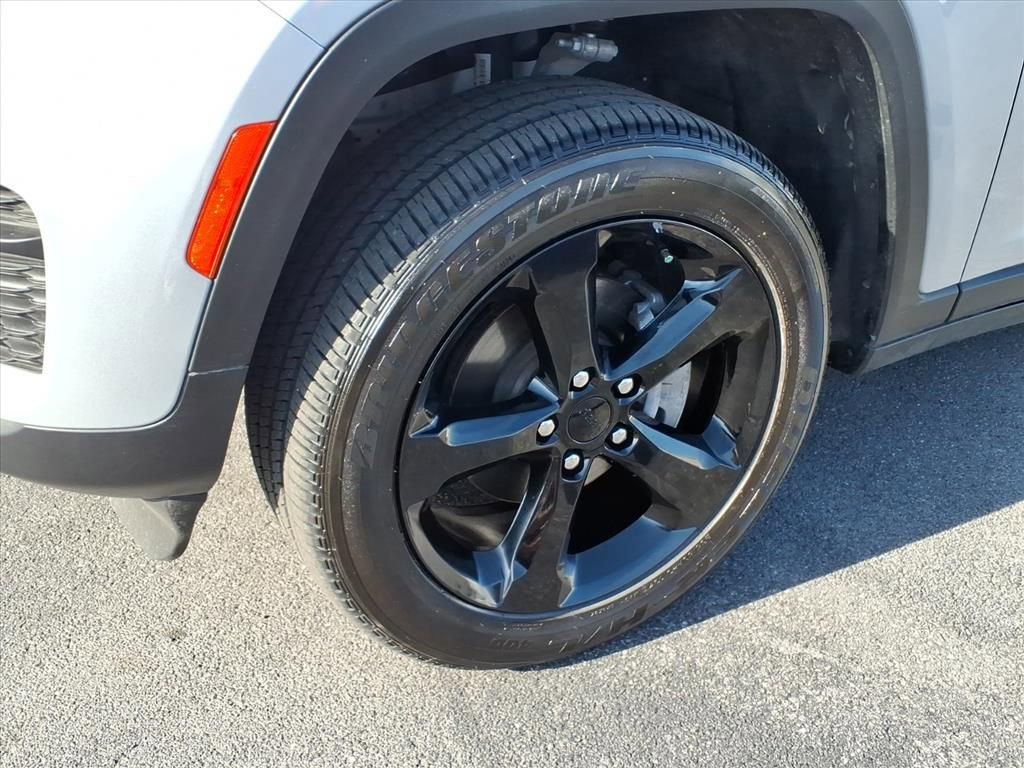 Used 2024 Jeep Grand Cherokee Altitude image 11