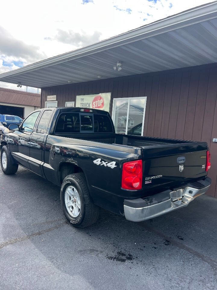 Used 2005 Dodge Dakota SLT w/ Interior Convenience Group AWD/4WD image 2