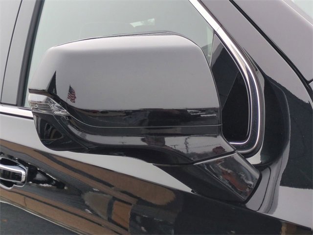 Used 2024 GMC Yukon SLT w/ SLT Luxury Package image 12