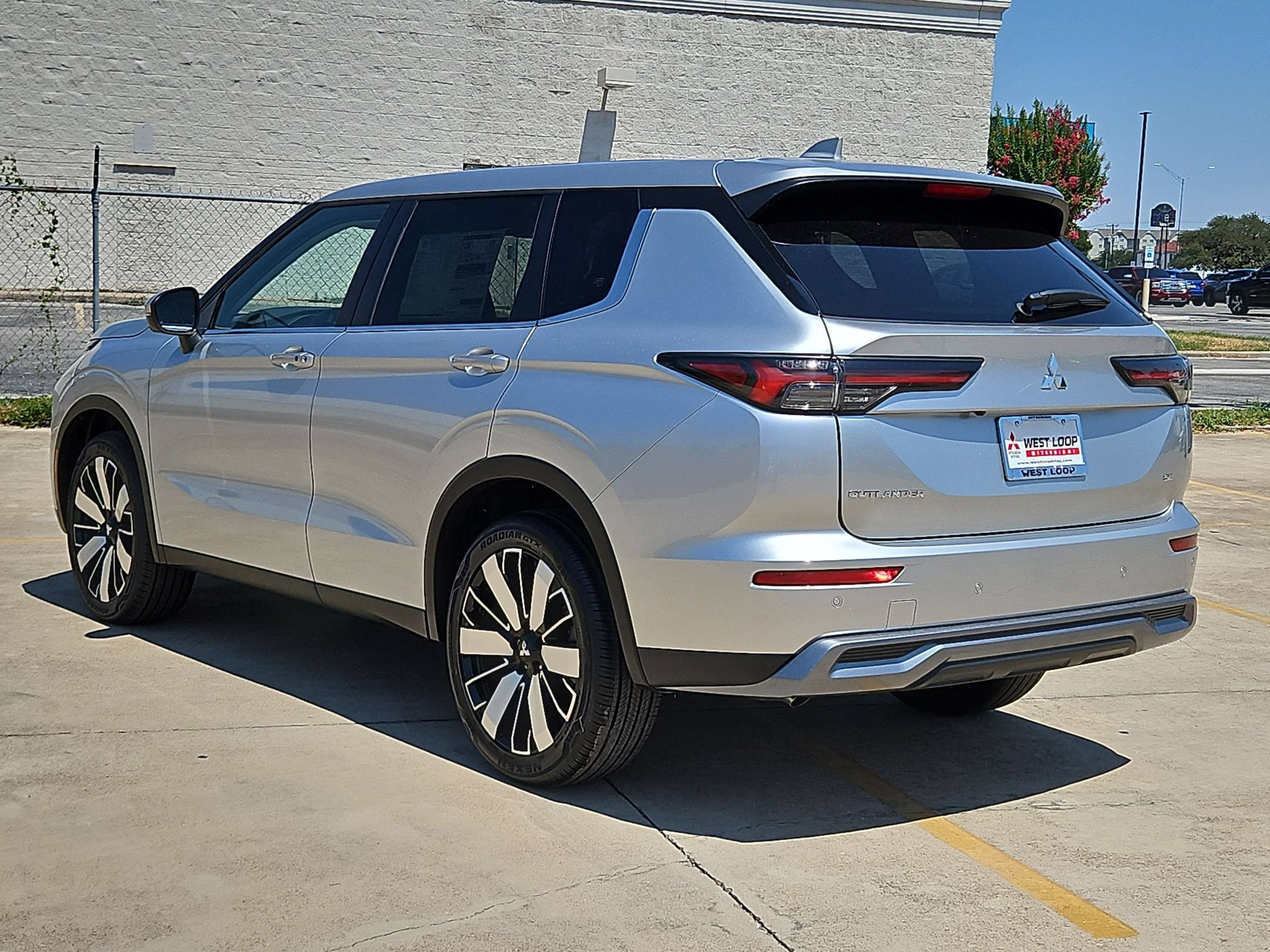New 2026 Mitsubishi Outlander SE FWD image 3