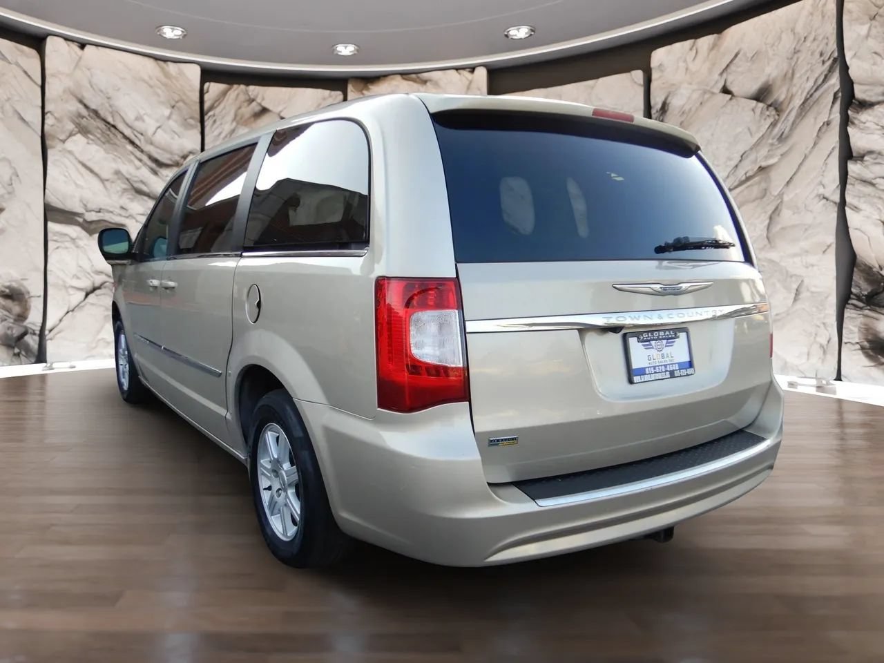 Used 2013 Chrysler Town & Country Touring FWD image 8