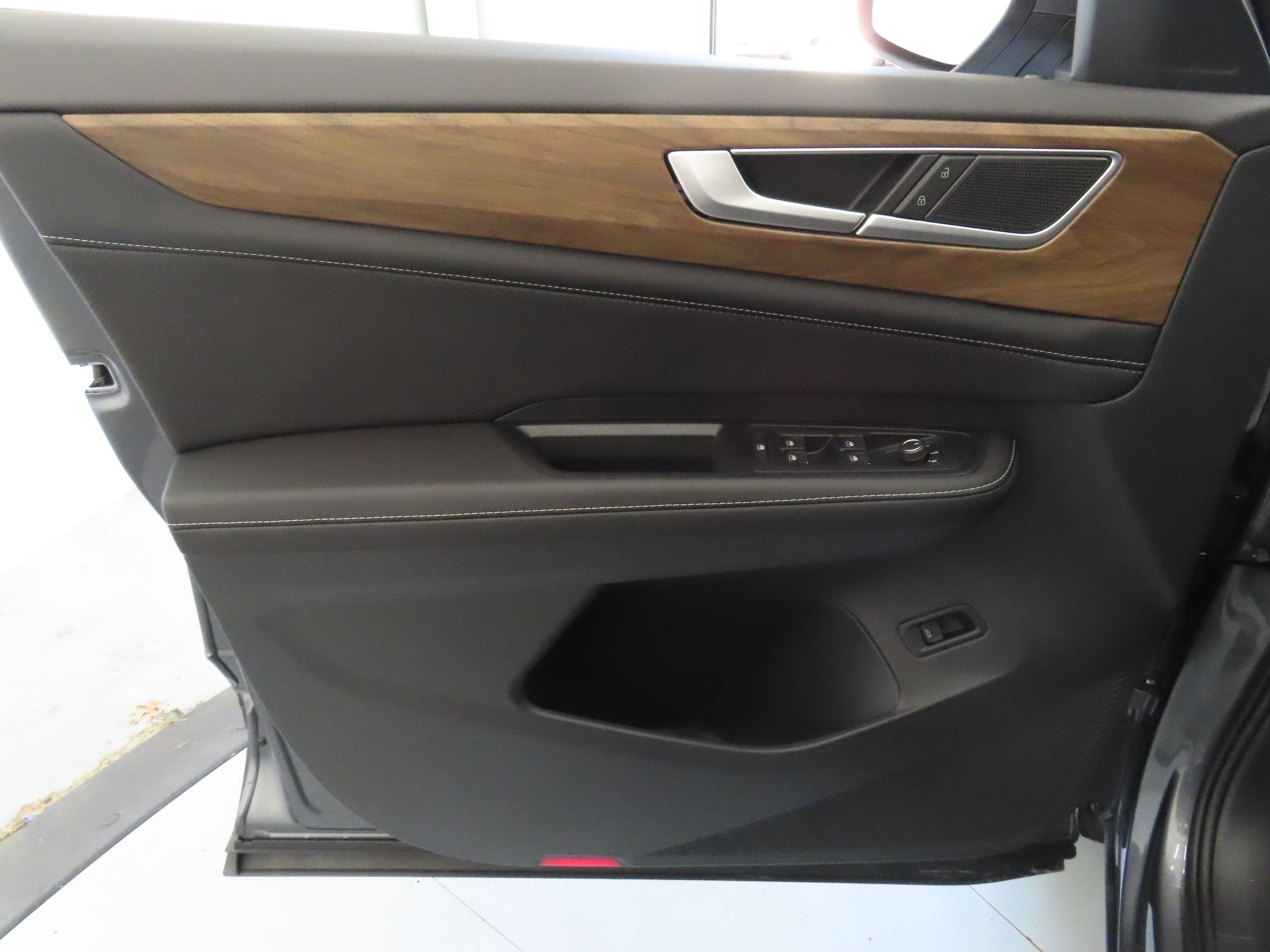 New 2025 Volkswagen Atlas SE FWD image 11