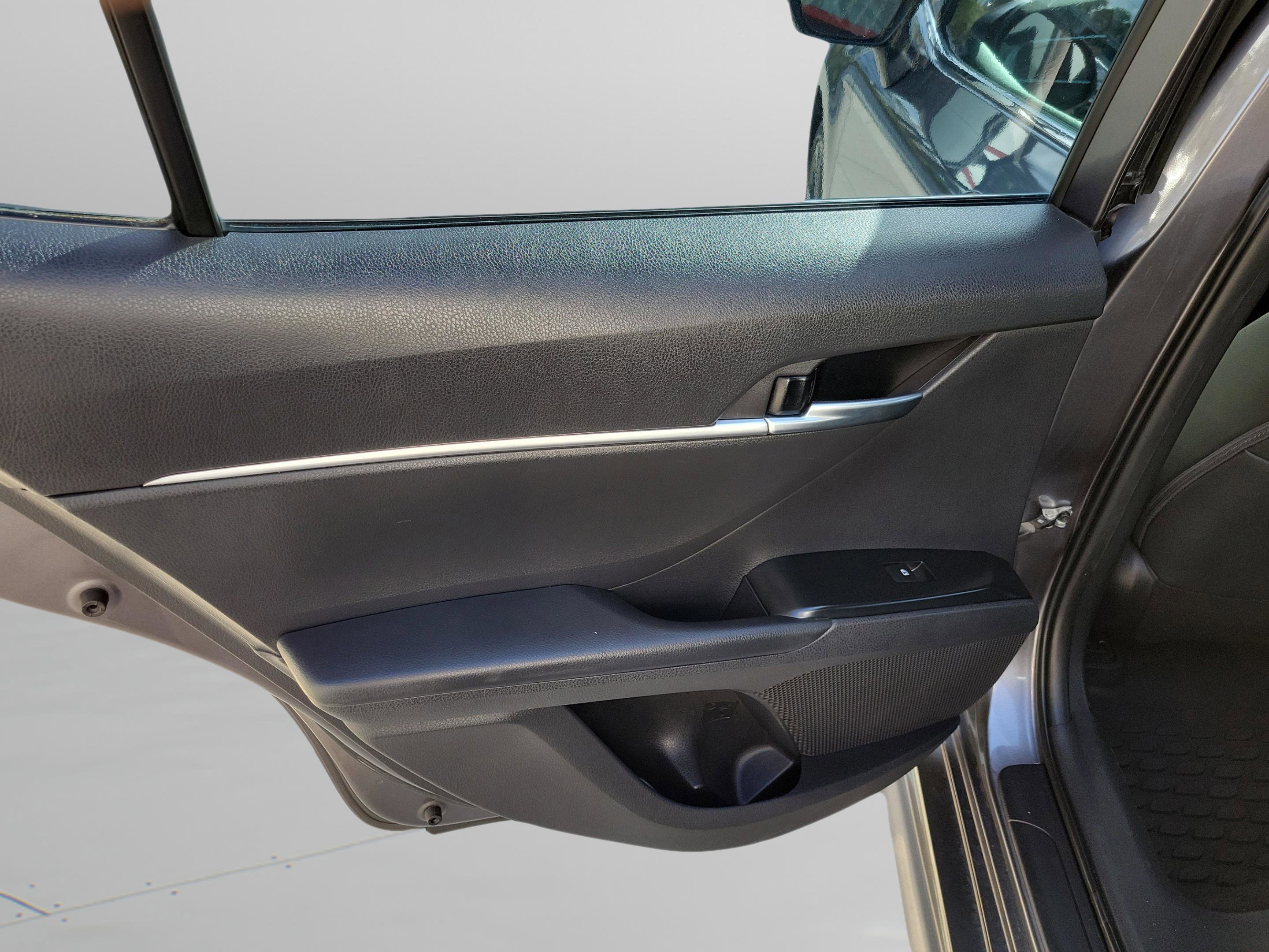 Used 2018 Toyota Camry SE w/ Moonroof Package FWD image 10