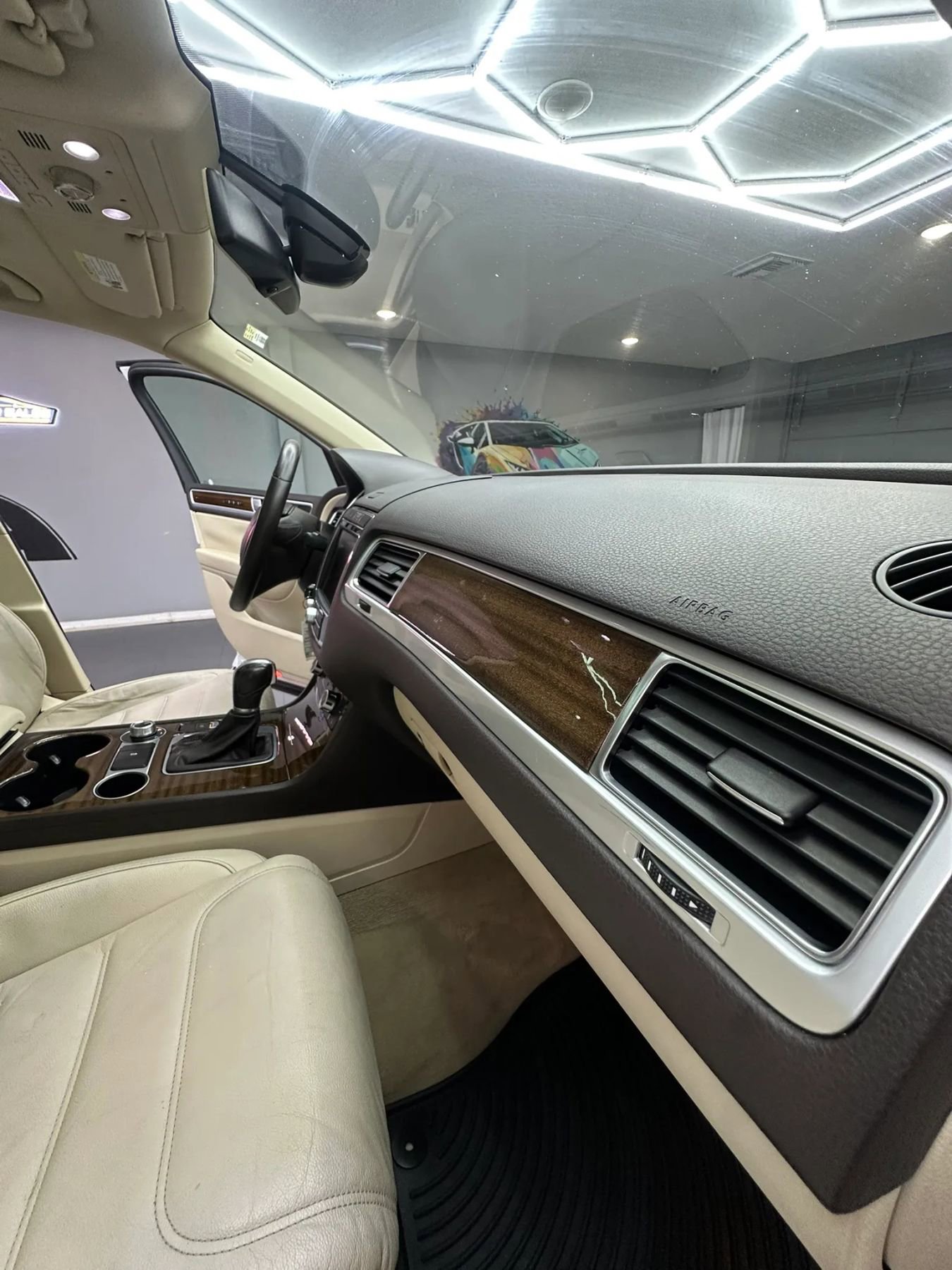 Used 2015 Volkswagen Touareg VR6 image 33