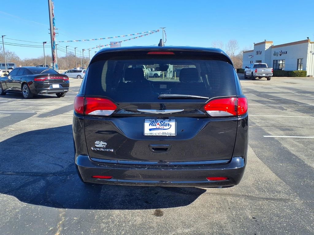 Used 2024 Chrysler Voyager LX image 6