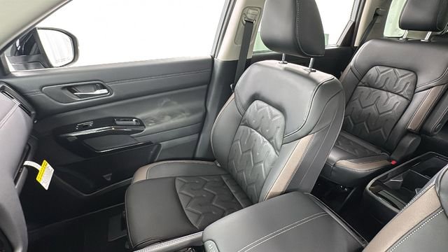 New 2026 Nissan Pathfinder Platinum image 13