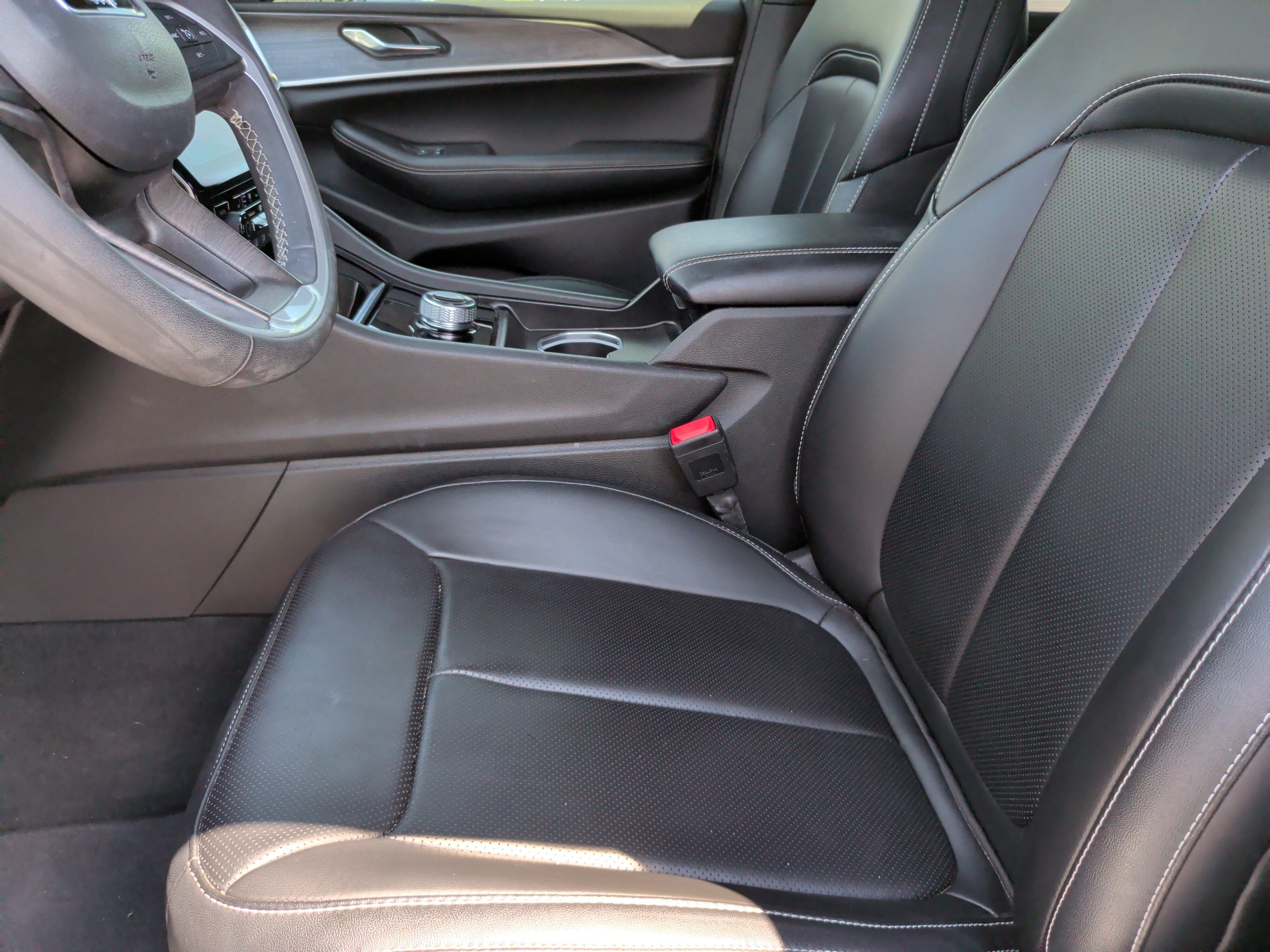 Used 2025 Jeep Grand Cherokee Limited w/ Luxury Tech Group II RWD image 26