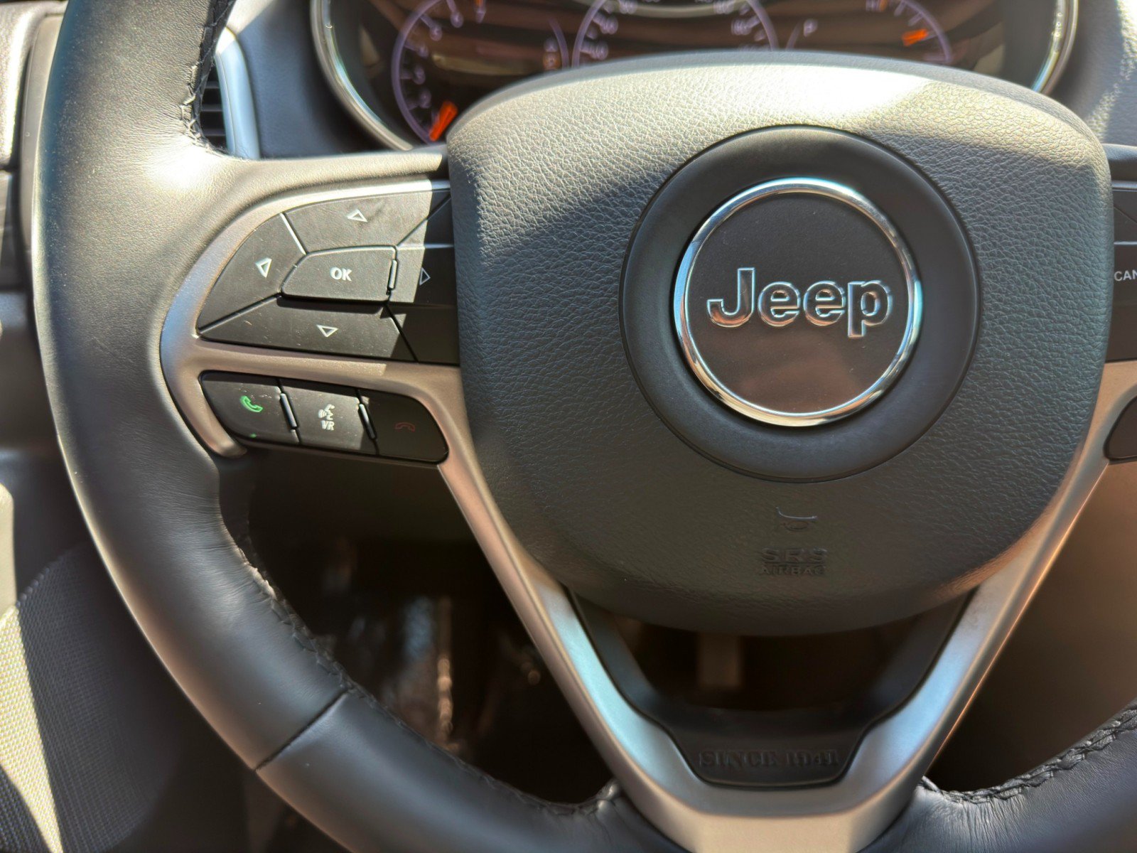 Used 2019 Jeep Grand Cherokee Laredo w/ 18" Wheel & 8.4" Radio Group AWD/4WD image 18