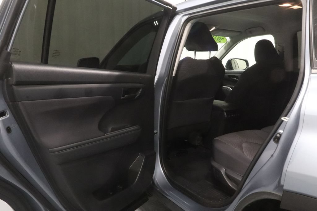 Used 2021 Toyota Highlander LE FWD image 12