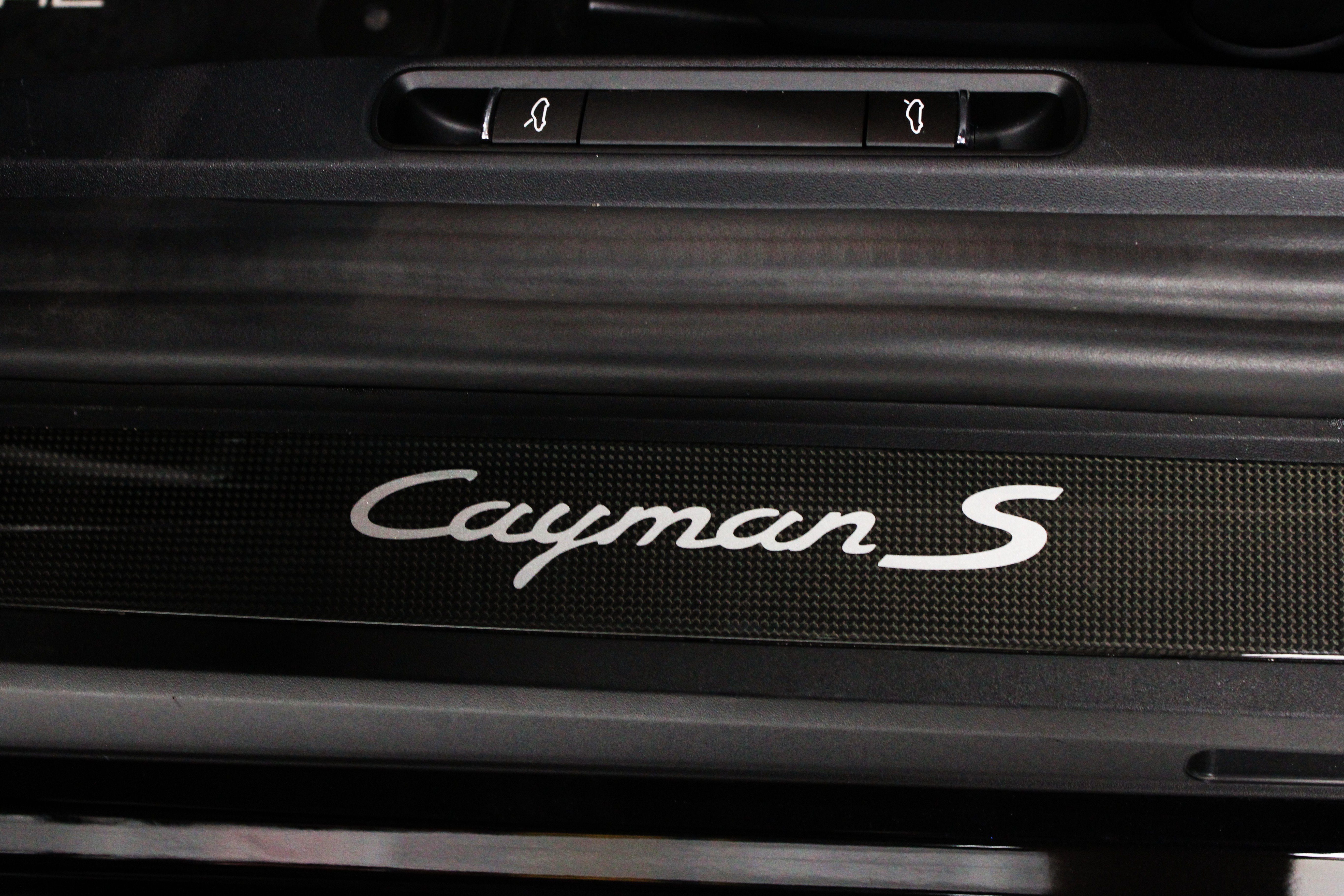 Used 2025 Porsche 718 Cayman S w/ Sportdesign Package RWD image 9