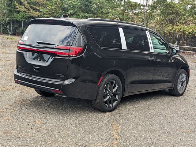 New 2026 Chrysler Pacifica Limited image 3