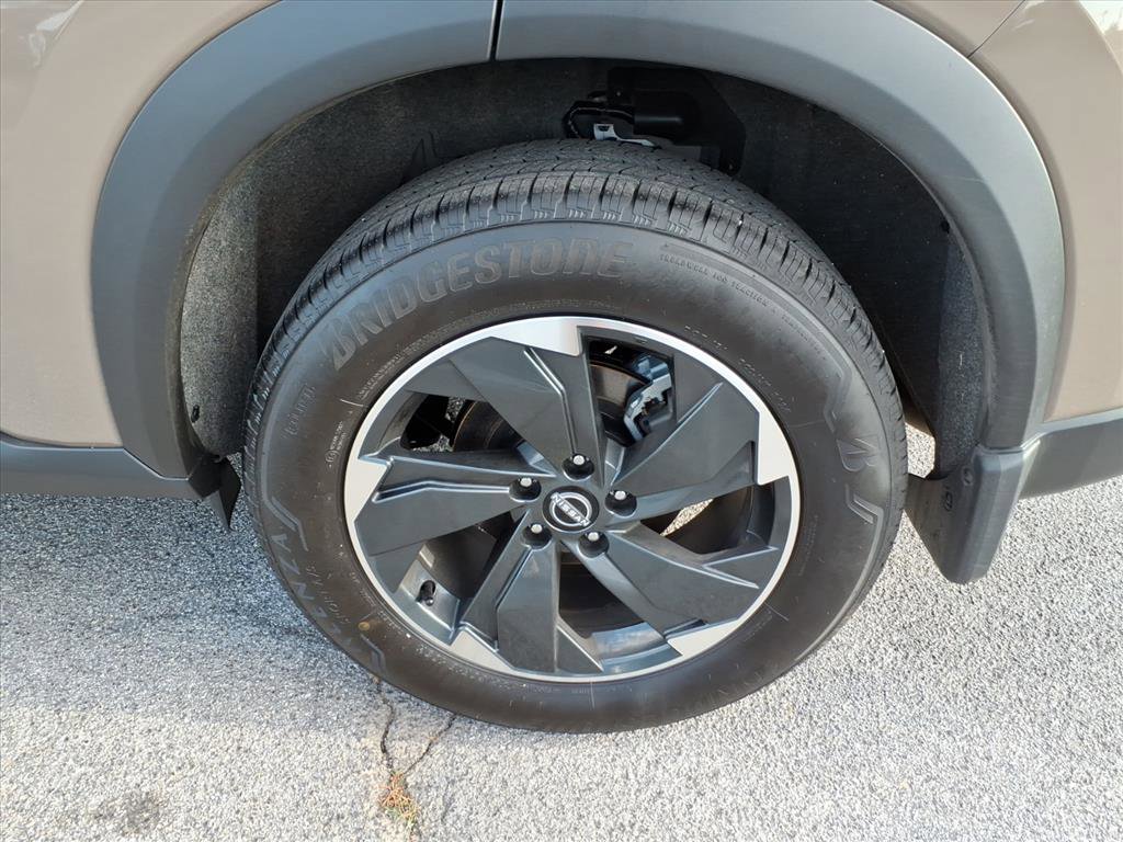 Certified 2025 Nissan Rogue SV image 4