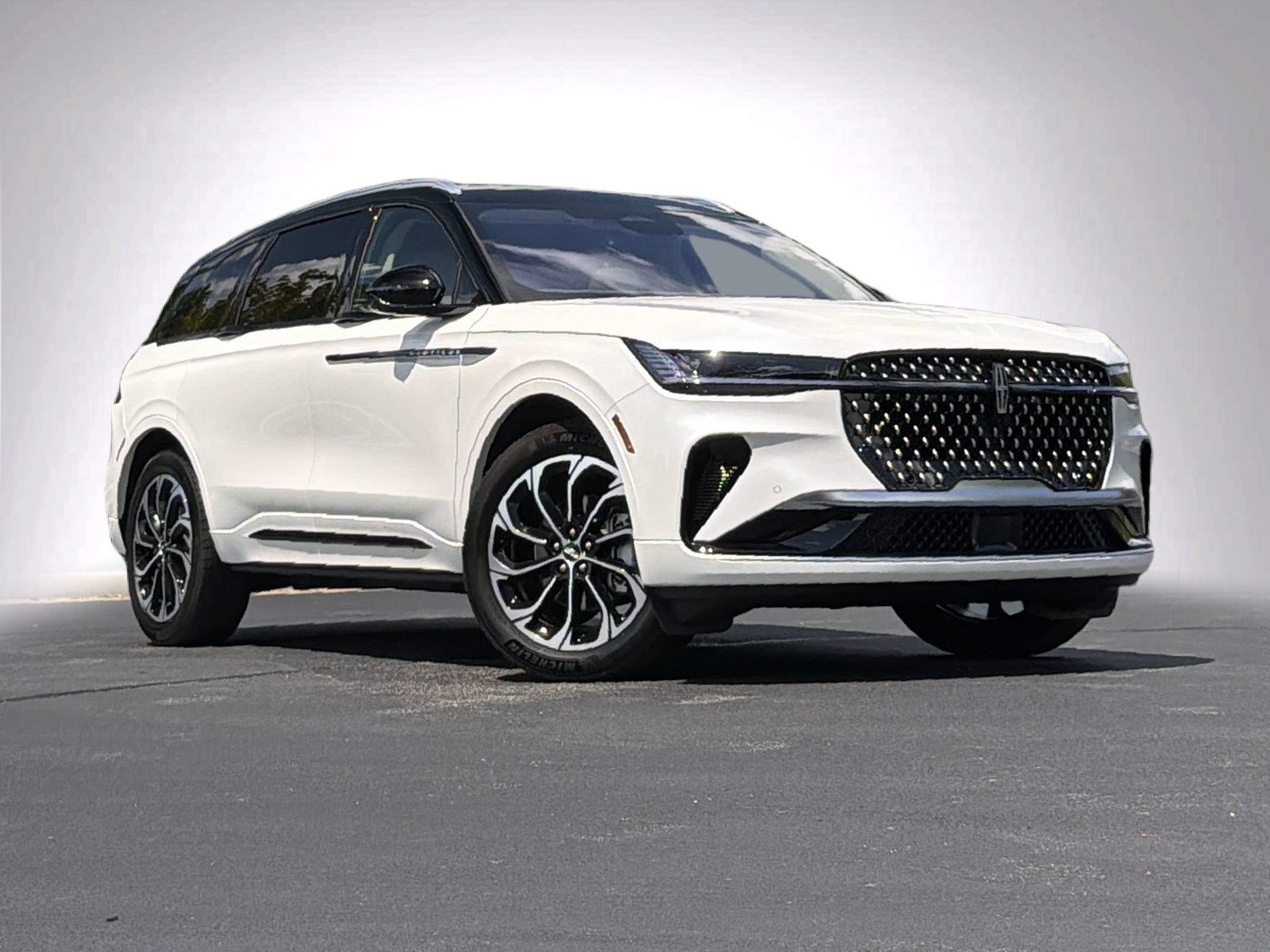 Used 2025 Lincoln Nautilus Reserve AWD/4WD image 2