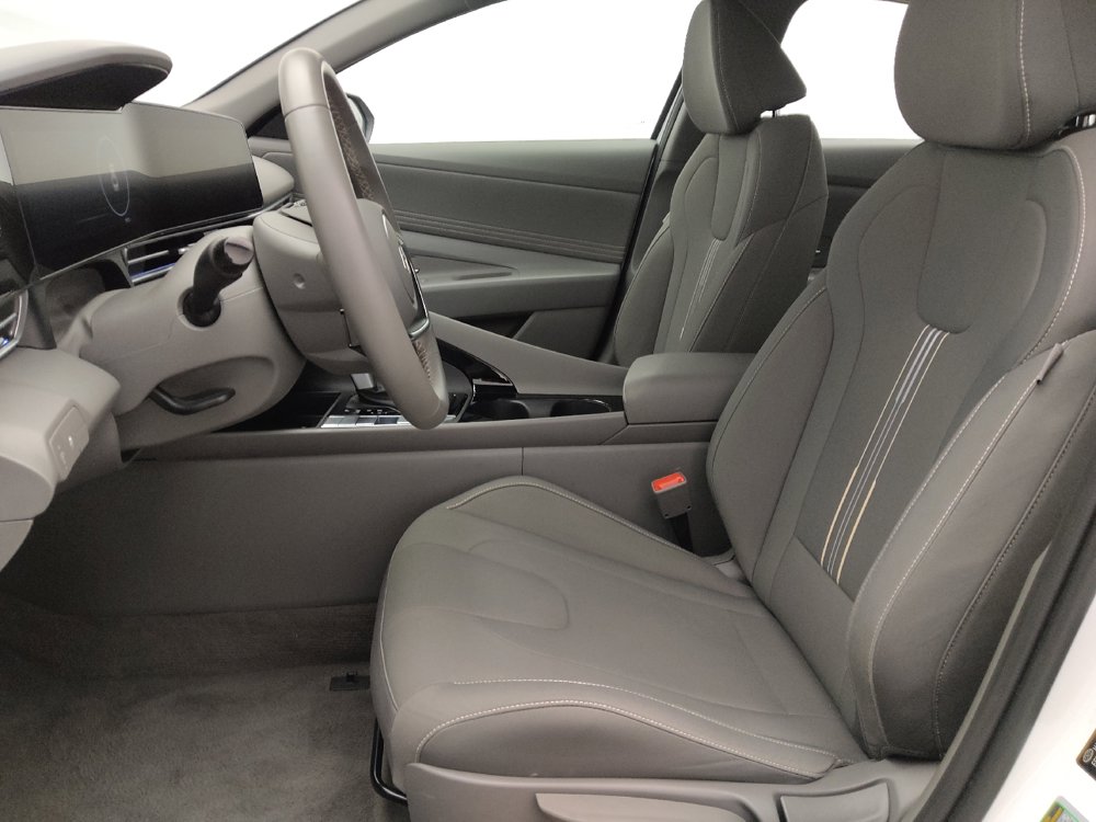 Used 2025 Hyundai Elantra SEL FWD image 17