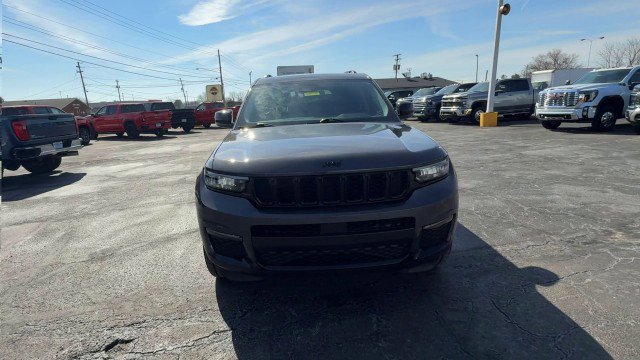 Used 2022 Jeep Grand Cherokee L Limited w/ Black Appearance Package image 3