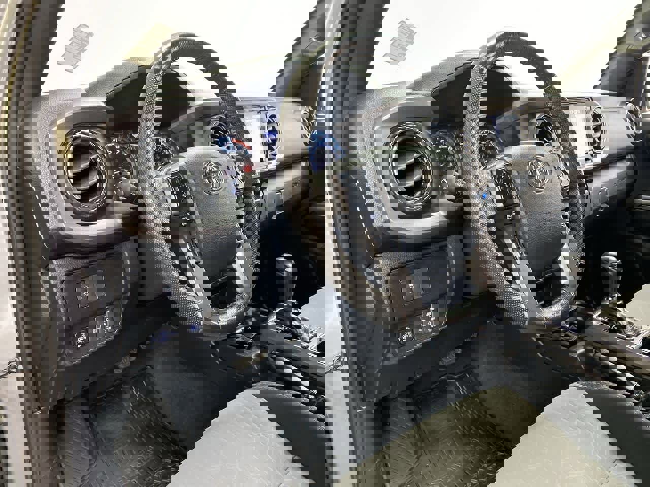 Used 2020 Toyota Tacoma TRD Off-Road image 2