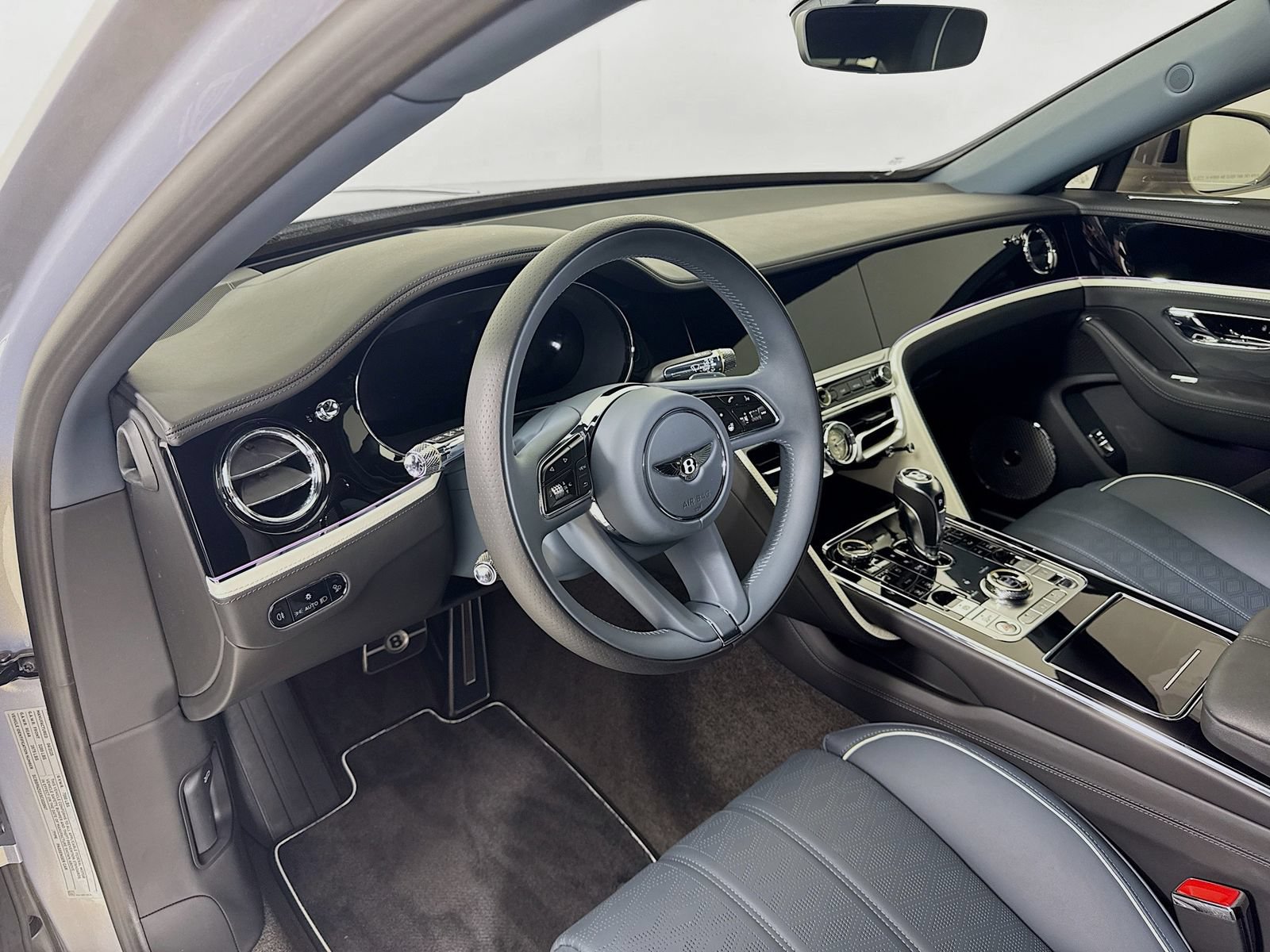 Used 2025 Bentley Flying Spur Plug-In Hybrid AWD/4WD image 11