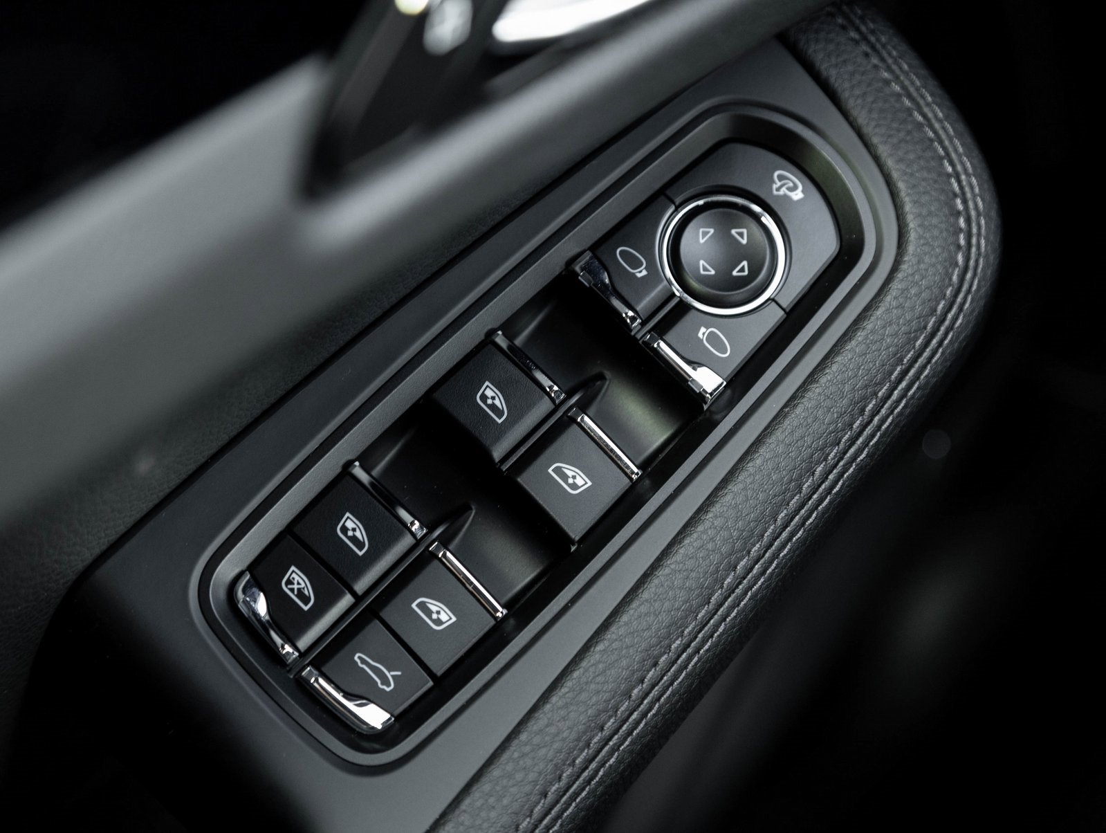 Certified 2025 Porsche Macan image 19