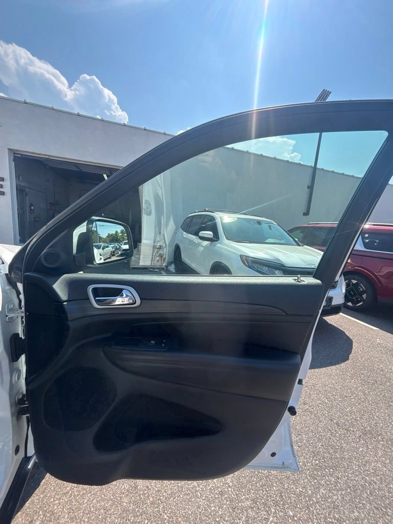 Used 2020 Jeep Grand Cherokee Laredo AWD/4WD image 23