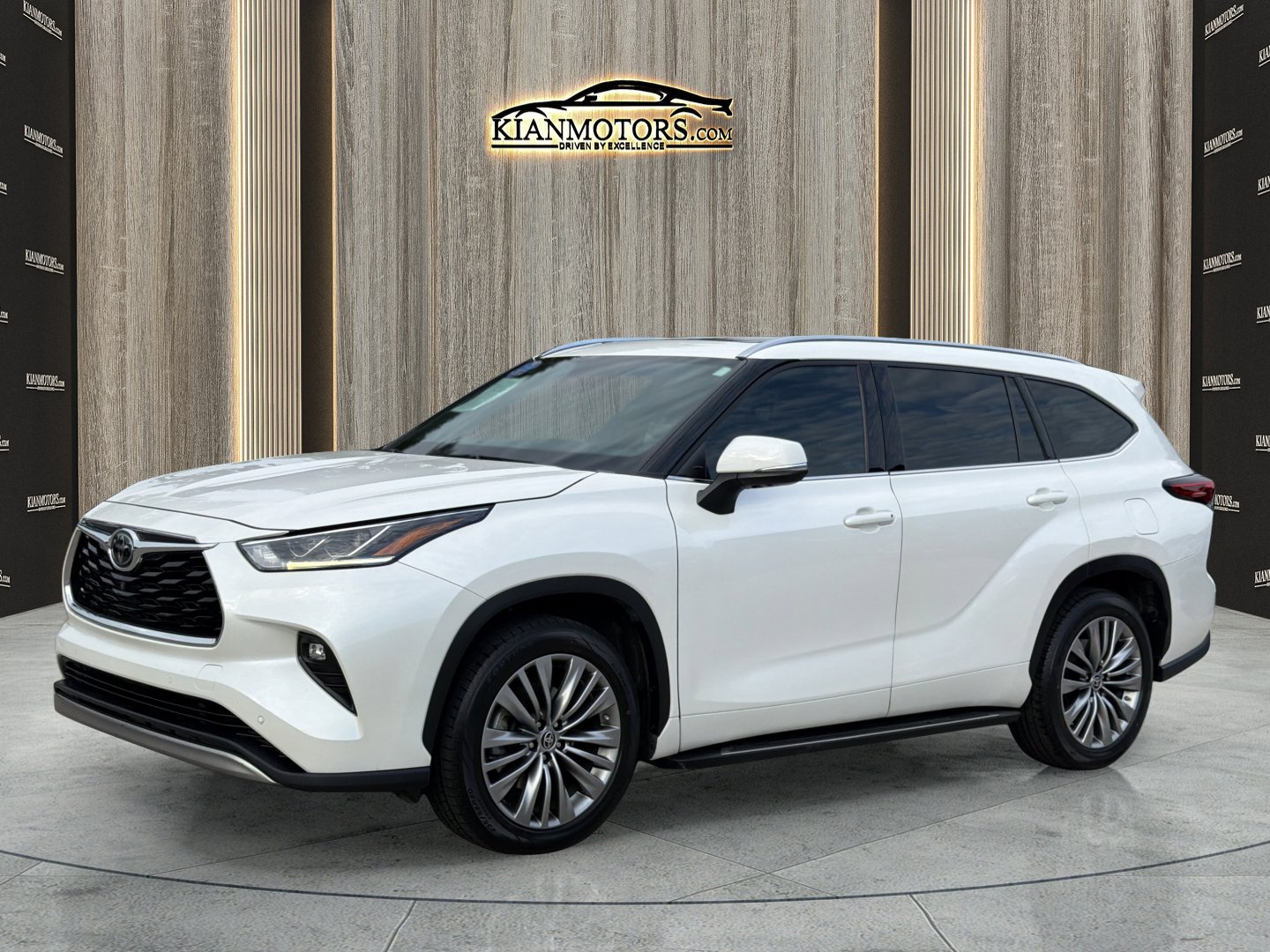 Used 2020 Toyota Highlander Platinum FWD image 3