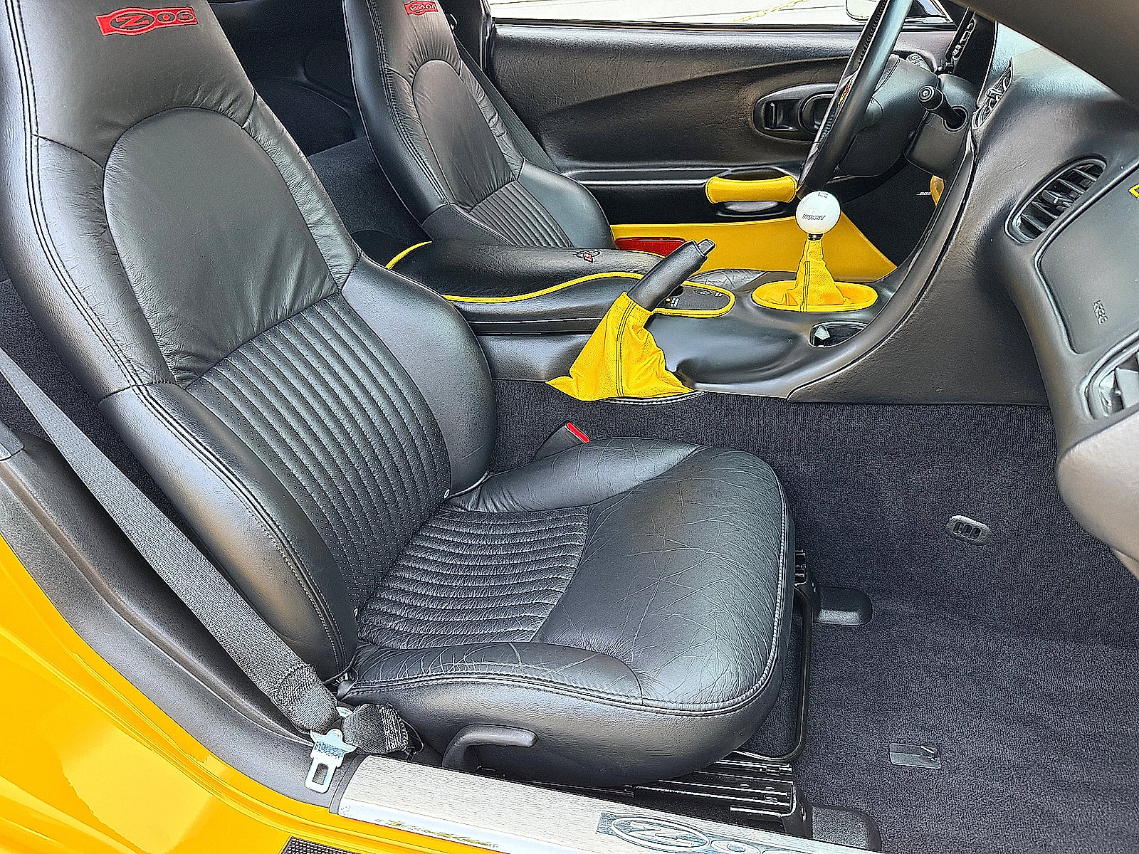 Used 2004 Chevrolet Corvette Z06 w/ Memory Package RWD image 39