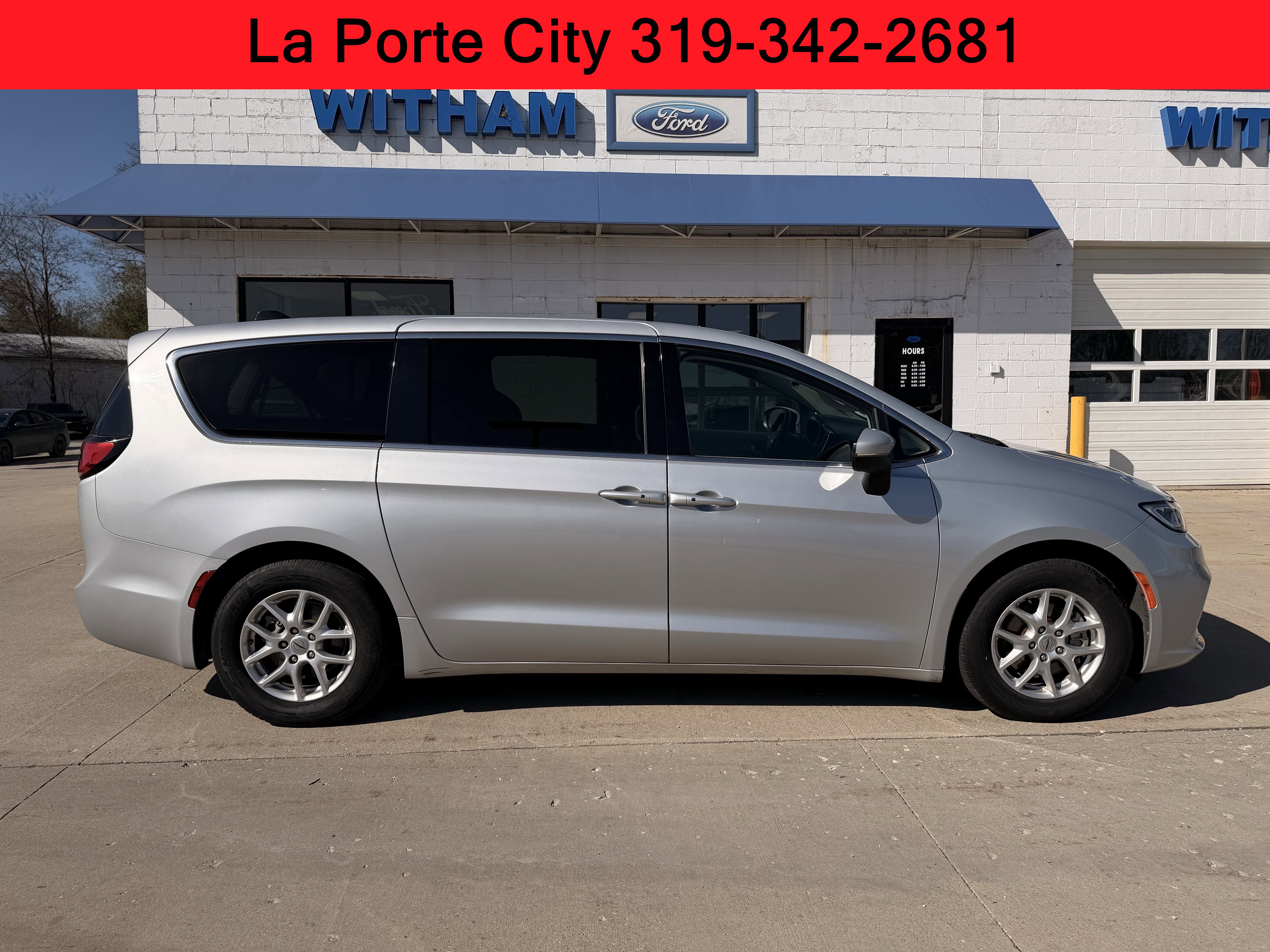Used 2023 Chrysler Pacifica Touring-L FWD image 2