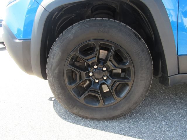 Used 2019 Jeep Cherokee Trailhawk AWD/4WD image 6
