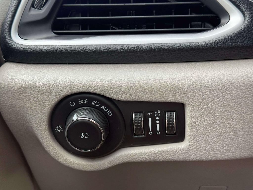 Used 2023 Chrysler Pacifica Touring-L FWD image 22