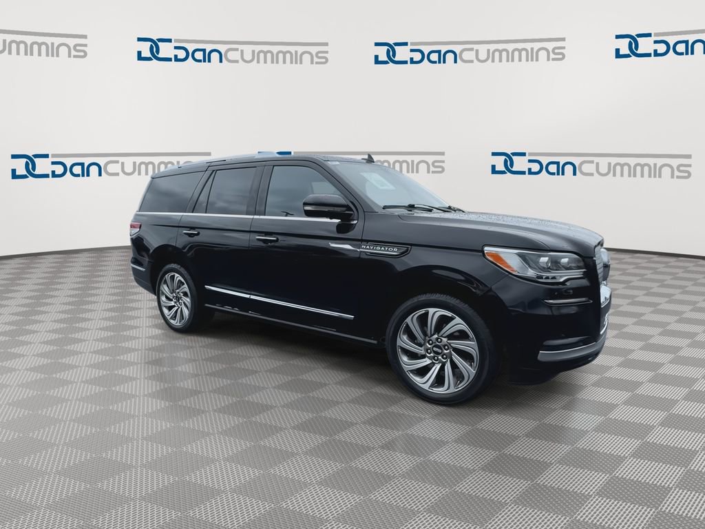 Used 2023 Lincoln Navigator Reserve AWD/4WD image 2