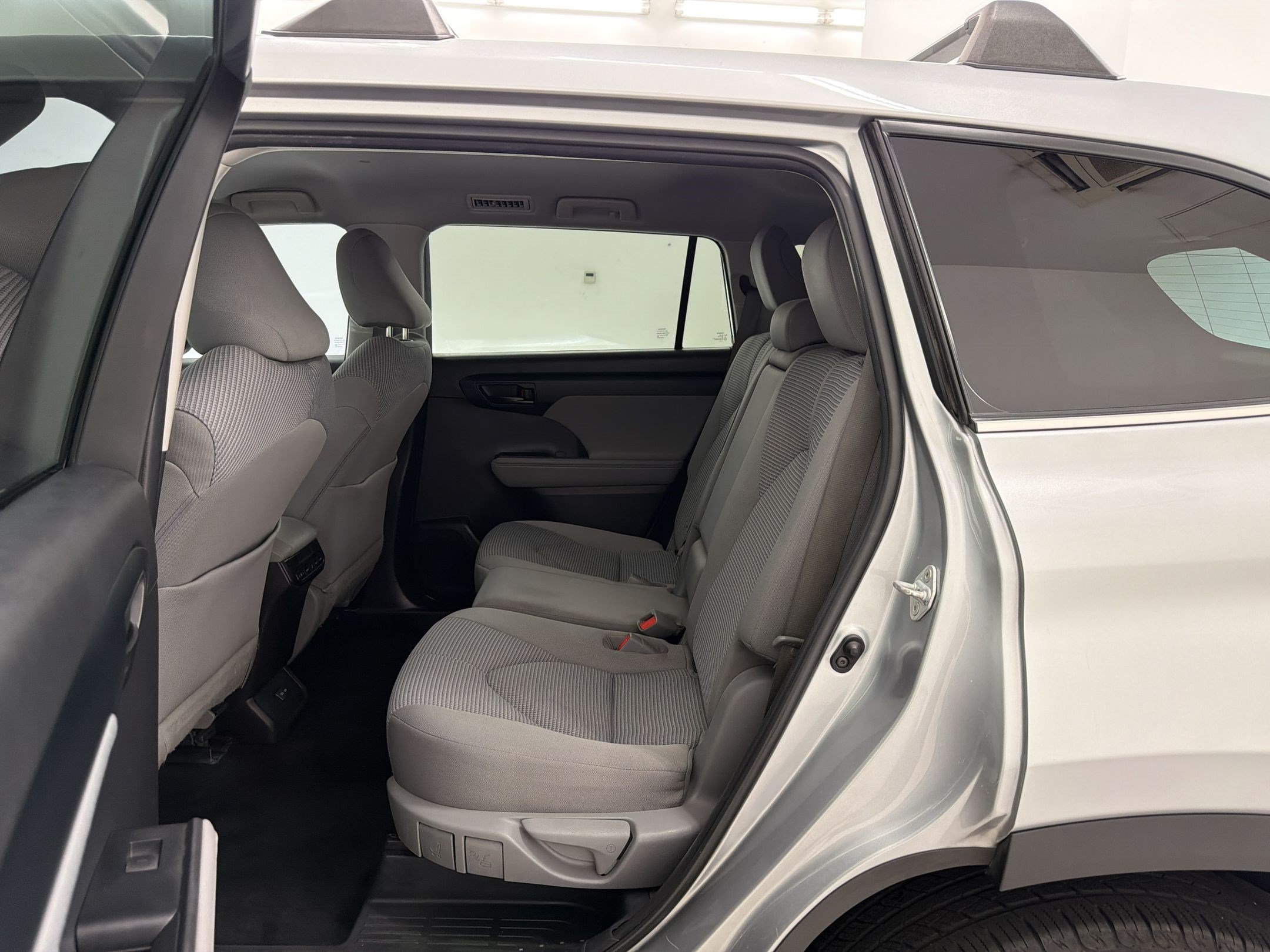 Used 2022 Toyota Highlander L FWD image 14