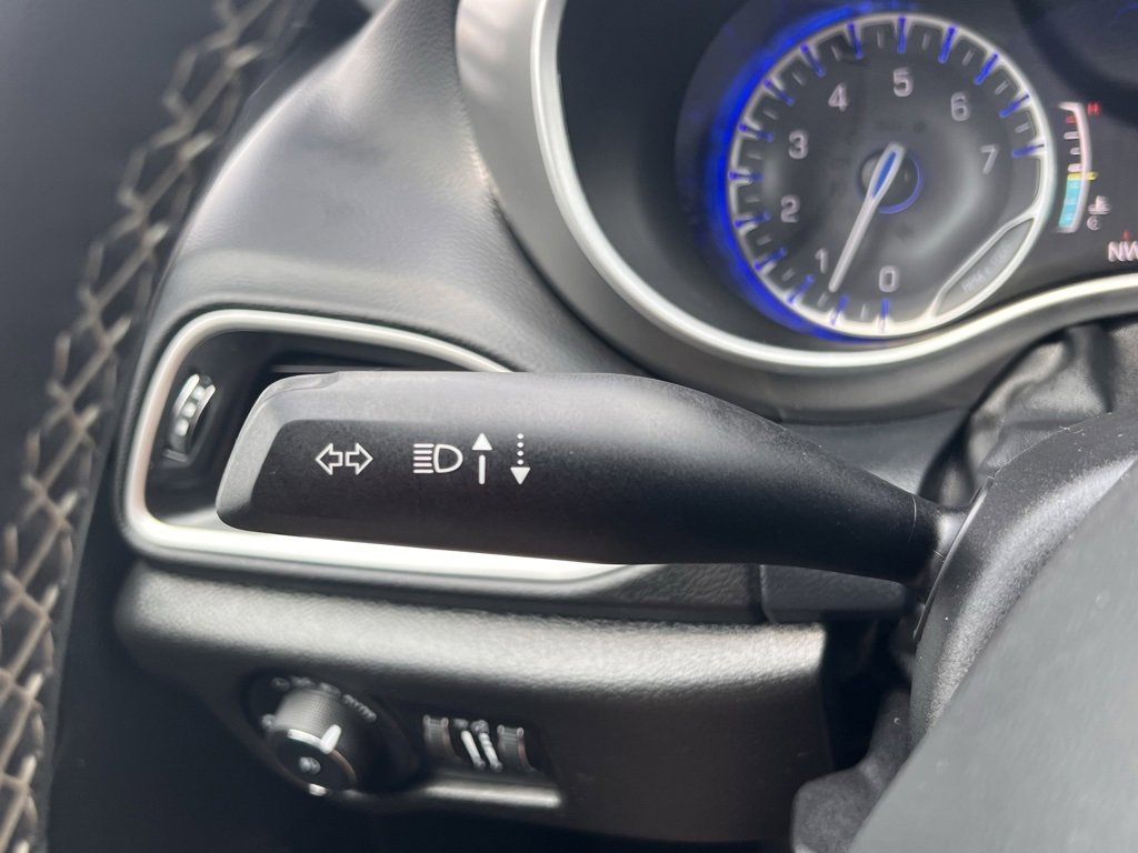 Used 2025 Chrysler Pacifica Select image 22